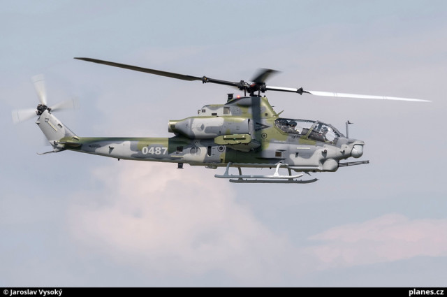 Один из двух первых поступивших на вооружение ВВС Чехии американских боевых вертолетов Bell AH-1Z Viper (чешский бортовой номер "0487"). Намешть-над-Ославой, 17.08.2023