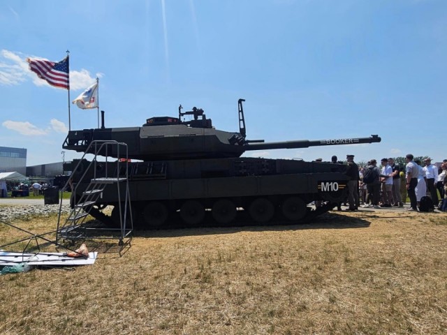 Один из опытных образцов нового американского танка М10 Booker, разработанного General Dynamics Land Systems по программе Mobile Protected Firepower (MPF), на официальной церемонии присвоения обозначения. Форт-Бивер, 10.06.2023