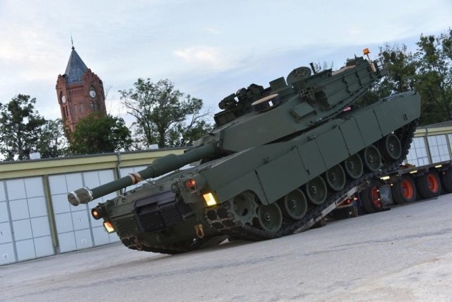 Один из первых полученных Учебным центром сухопутных войск Польши американских танков M1A2 SEP v.2 Abrams, предоставленных Польше во временное пользование армией США для обучения. Познань, 19.07.2022