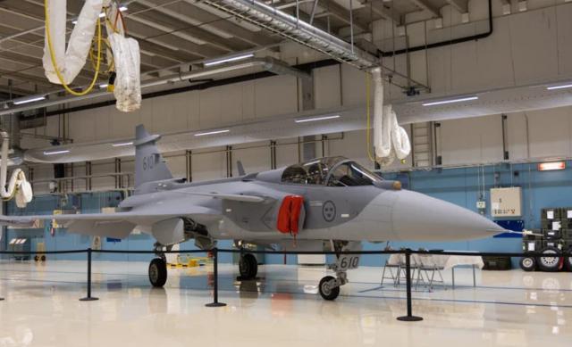 Один из трех первых переданных ВВС Швеции новых истребителей Saab JAS-39E Gripen (бортовой номер "610"). Сатенас (Швеция), 20.10.2025