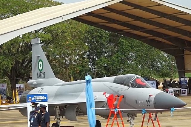 Один из трех полученных ВВС Нигерии истребителей JF-17 Thunder Block II (нигерийский бортовой номер NAF722, серийный номер 2Р62) производства пакистанского авиастроительного предприятия Pakistan Aeronautical Complex (РАС). Макурди (Нигерия), 20.05.2021