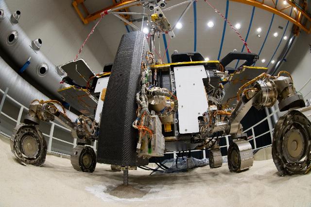 Один из важнейших инструментов ровера «Розалинд Франклин» — бур, способный проникать в грунт Марса на глубину до двух метров. На фото — его испытания в симулированных марсианских условиях