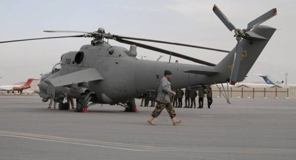 Один из четырех полученных Афганистаном из состава ВВС Индии боевых вертолетов Ми-25 (Ми-24Д) (бортовой номер "119") в Кабульском аэропорту, 25.12.201