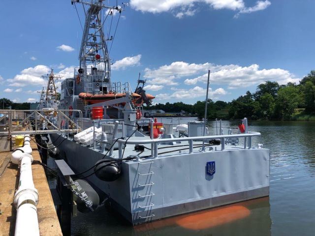 Один из двух полученных ВМС Украины выведенных из состава береговой охраны США сторожевых катеров типа Island, получивший название Р 191 "Славянск" (предположительно, бывший WPB 1323 Drummond). Балтимор (США), май 2019 года