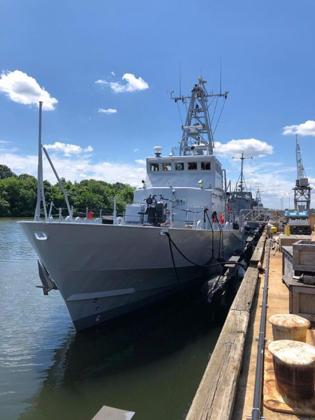 Один из двух полученных ВМС Украины выведенных из состава береговой охраны США сторожевых катеров типа Island, получивший название Р 191 "Славянск" (предположительно, бывший WPB 1323 Drummond). Балтимор (США), май 2019 года