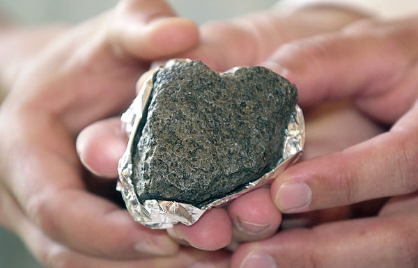 Один из метеоритов Sayh al Uhaymir, найденных в Омане
