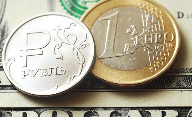 Один рубль, один евро на банкноте один доллар США