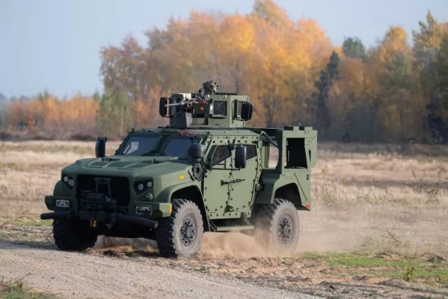 Одна из полученных сухопутными войсками Литвы в 2021 году в первой партии из 50 единиц американских легких бронированных машин Oshkosh M1278A1 JLTV (Joint Light Tactical Vehicle) (c) министерство национальной обороны Литвы