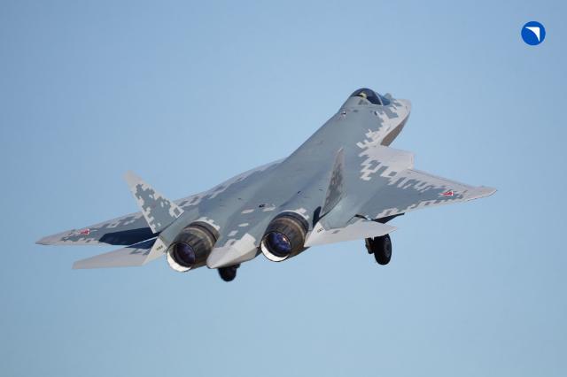 Одни из переданных ВКС России истребителей Су-57, изготовленных Комсомольским-на-Амуре авиационным заводом имени Ю.А. Гагарина (КнААЗ) ОАК по программе 2026 года. Бортовые номера заретушированы. Комсомольск-на-Амуре, сентябрь 2026 года