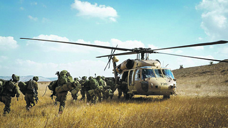 Одно из важнейших условий успешных операций спецназа Израиля – виртуозная работа пилотов боевых вертолетов. Фото со страницы Армии обороны Израиля в Facebook