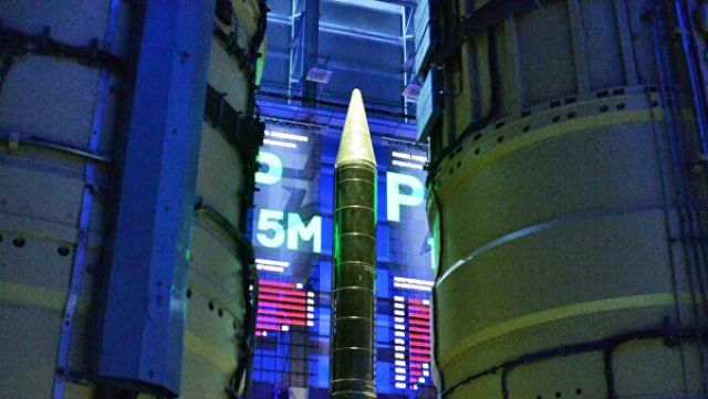 Одноступенчатая баллистическая ракета средней дальности Р-12 наземного базирования в павильоне ракетной техники военной академии Ракетных войск страте