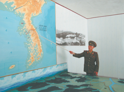 Офицер Корейской народной армии у карты некогда единой страны, ныне разделенной по 38-й параллели. Фото Владимира Карнозова