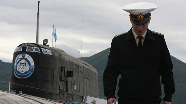 Офицер у атомной подводной лодки проекта 949А "Антей" в Вилючинске