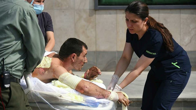 Оказание медицинской помощи мужчине, пострадавшему во время столкновений в Нагорном Карабахе