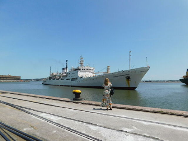 Океанографическое исследовательское судно Балтийского флота "Адмирал Владимирский", совершающее кругосветную экспедицию, в порту Монтевидео
