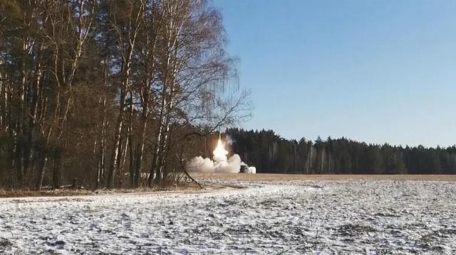 Оперативно-тактический комплекс "Искандер" производит запуск ракеты по объектам военной инфраструктуры ВСУ