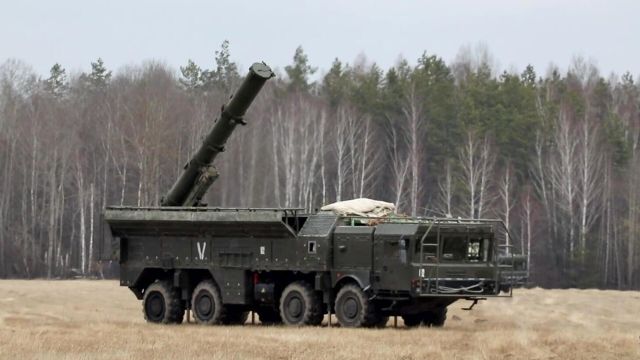 Оперативно-тактический ракетный комплекс "Искандер" готовится нанести удар по объектам ВСУ на территории Украины. Стоп-кадр видео