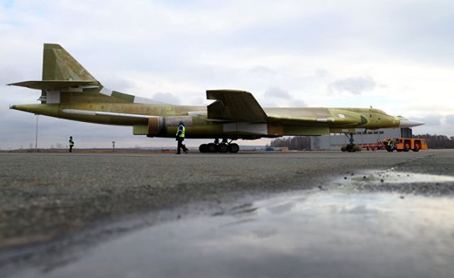 Опытный образец самолета "Ту-160М2" во время выкатки на Казанском авиационном заводе имени С.П. Горбунова. 16 ноября 2017