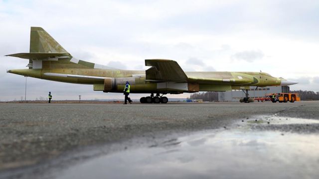 Опытный образец самолета Ту-160М2 во время выкатки на Казанском авиационном заводе им. С.П. Горбунова, 16 ноября 2017 года
