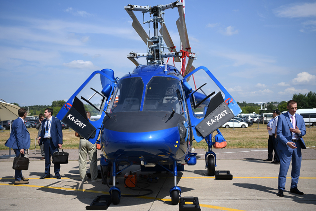 Опытный образец модифицированного варианта легкого многоцелевого вертолета Ка-226Т в исполнении 226.54, получивший название "Альпинист" (Сlimber), в экспозиции Международного авиационно-космического салона МАКС-2021. Жуковский, июль 2021 года