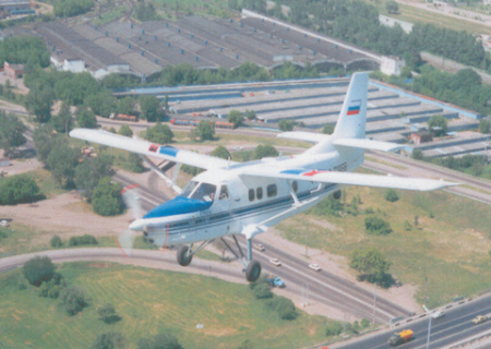 Опытный самолет Т-101 в варианте с двигателем ТВД-10Б в полете над Московской кольцевой дорогой. Фото из архива ЗАО «Аэроинтел»