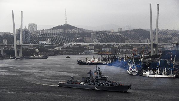 Ордена Нахимова гвардейский ракетный крейсер "Варяг" в составе отряда кораблей ТОФ выходит из Владивостока в дальний поход. 1 октября 2018