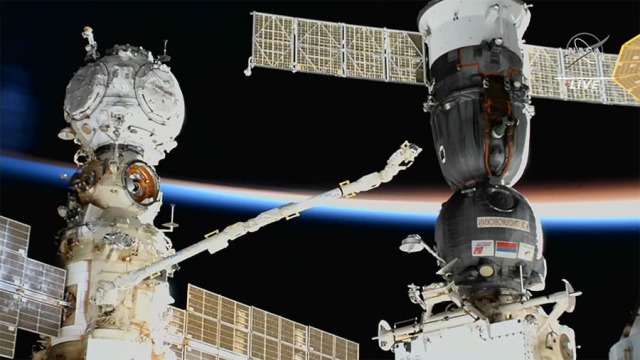 Осмотр места повреждений на корабле «Союз МС-22» при помощи камер на Европейском манипуляторе ERA. Управляет роботом прибывшая на МКС в составе экипажа миссии SpaceX Crew-5 российская космонавтка Анна Кикина. Кадр с онлайн-трансляции NASA