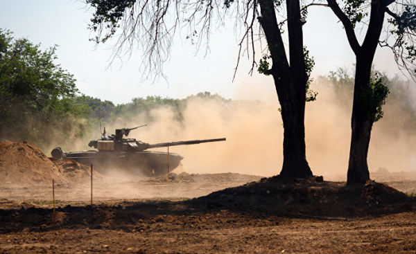 Основной боевой танк Т-90 во время конкурса "Безопасный маршрут"