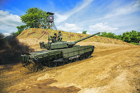 Осовремененный танк Т-72Б3 стал не только эффективной боевой машиной, но и прекрасным гоночным болидом. Фото с сайта www.mil.ru