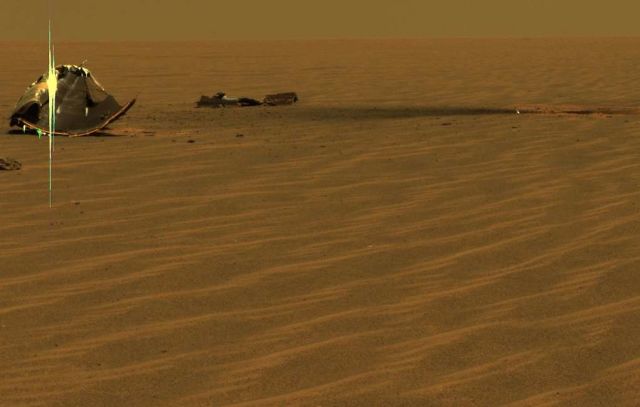 Остатки теплозащитного экрана от Mars Exploration Rover Opportunity на поверхности, 17 августа 2017 года