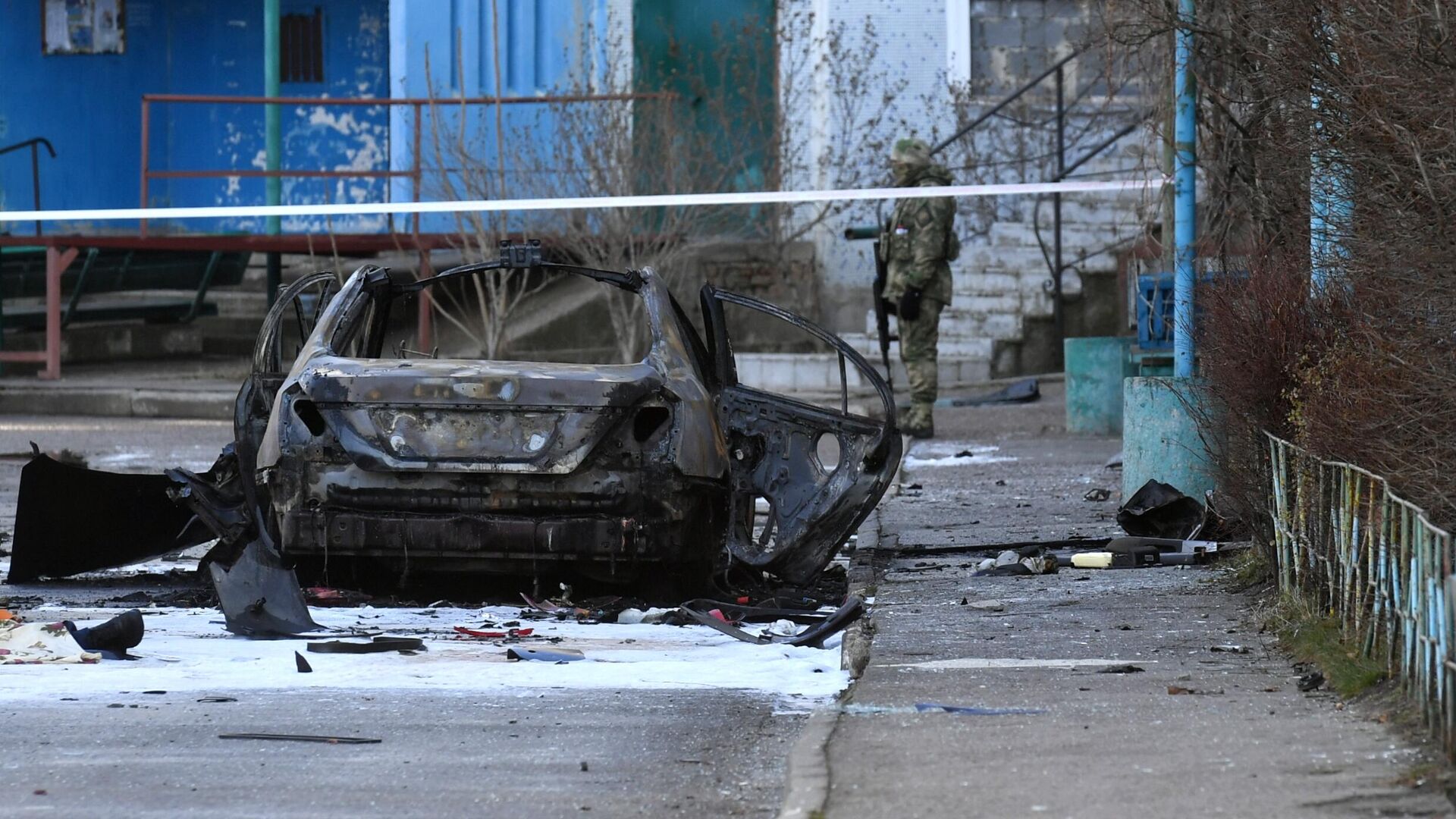 Остов автомобиля, взорвавшегося во дворе жилого дома в городе Энергодар  Запорожской области - Галерея - ВПК.name