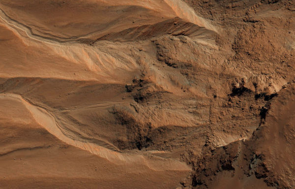Овраги у края кратера Хейл на юге Марса