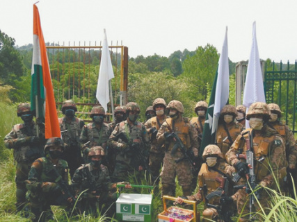 Пакистанские и индийские военные, несмотря на давнее противостояние, теперь даже фотографируются совместно. Фото со страницы Pro Defence Jammu в Twitter