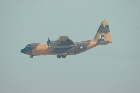 Пакистанские военные тоже пользуются американской техникой, но вполне легально. Военно-транспортный самолет С-130 Hercules ВВС Пакистана. Фото Владимира Карнозова