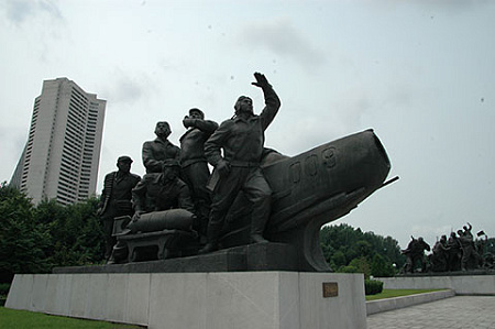 Памятник героям-авиаторам в Пхеньяне. Фото Владимира Карнозова