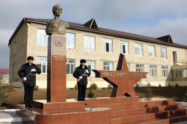 Памятник установили на территории школы, где учился полицейский.