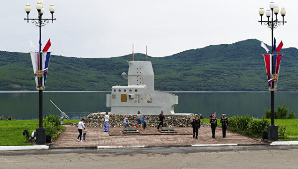 Памятник экипажу подлодки Л-16 в Вилючинске