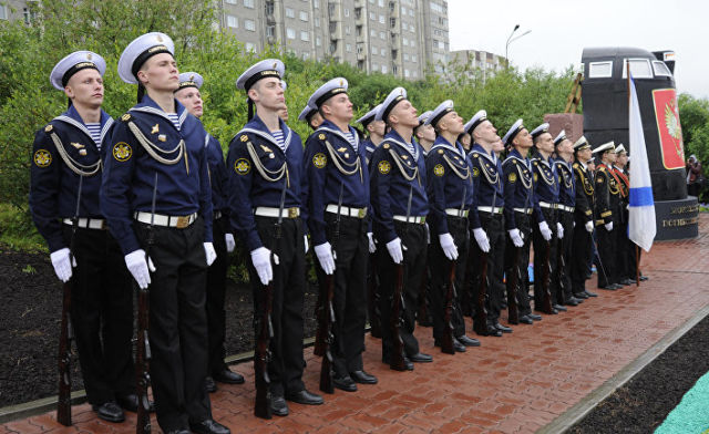 Памятник "Морякам-подводникам, погибшим в мирное время" открыт в Мурманске