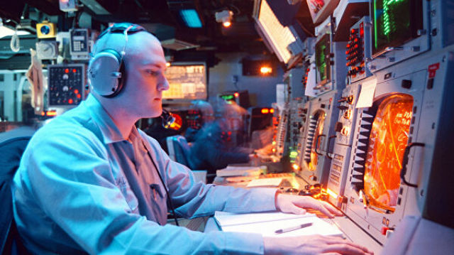 Панель управления системой Aegis на борту ракетного крейсера типа "Тикондерога" USS Normandy ВМС США