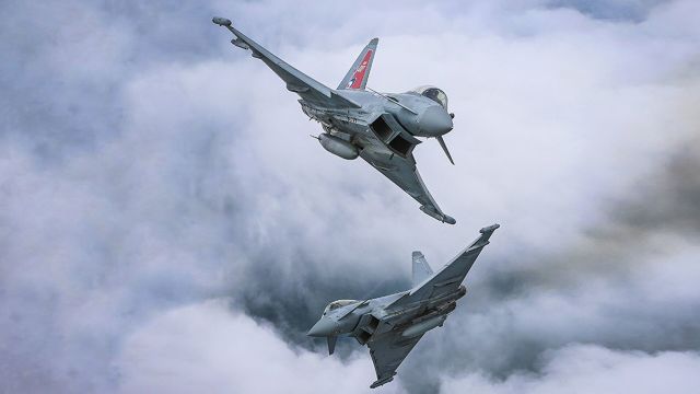 Пара истребителей Eurofighter Typhoon Королевских ВВС Великобритании