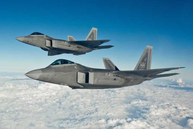 Пара истребителей завоевания господства в воздухе Lockheed Martin F-22 Raptor. Первый истребитель пятого поколения в истории и первый самолет такого класса, в конструкции которого воплощены все принципы «стэлс-технологии»
