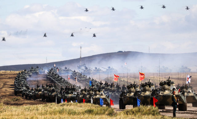Парад моторизованной и авиационной техники, участвующей в военных маневрах российских и китайских вооруженных сил "Восток-2018" на полигоне Цугол