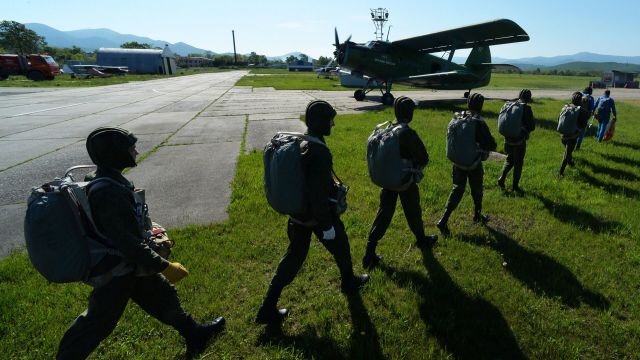 Парашютные прыжки курсантов Уссурийского суворовского военного училища
