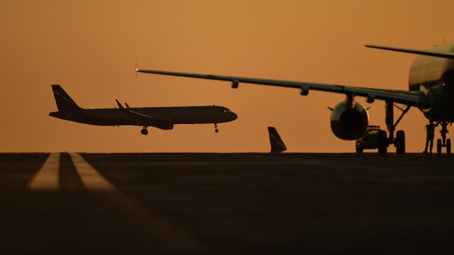Пассажирский авиалайнер Airbus A321-211 авиакомпании "Аэрофлот" в аэропорту Симферополя