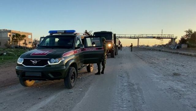 Патруль российской военной полиции в районе освобожденного от боевиков города Саракиб в провинции Идлиб