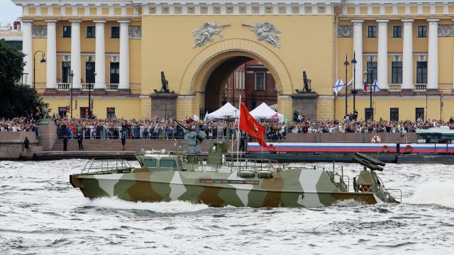 Патрульный катер проекта 03160 "Раптор" на Главном военно-морском параде в День ВМФ в Санкт-Петербурге