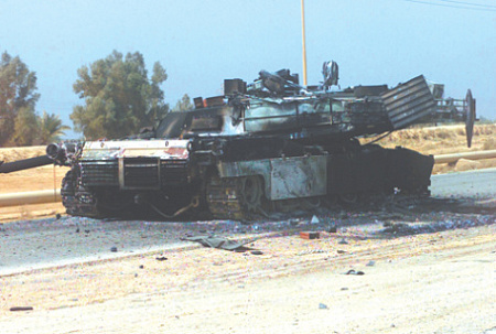 Пентагон обещает Киеву танки M1 Abrams, которые ранее воевали на Ближнем Востоке. Подбитая машина морской пехоты США в Ираке. Фото с сайта www.marines.mil