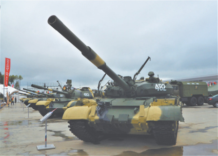 Перед отправкой в зону конфликта старые Т-55 и Т-62, как правило, дорабатывают путем установки нового связного оборудования и дополнительной бронезащиты. Фото Владимира Карнозова
