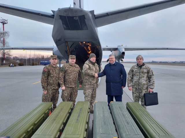 Передача украинской стороне доставленных в Киев из Латвии рейсом воено-транспортного самолета Ан-26 ВВС Украины американских зенитных управляемых ракет переносного зенитного ракетного комплекса Stinger, переданных Украине Латвией из наличия cвоих вооружен