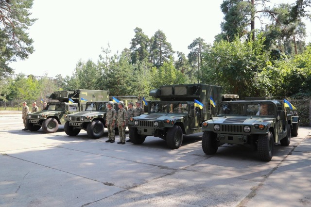 Передача вооруженным силам Украины американских РЛС обнаружения артиллерийских позиций AN/TPQ-36 Firefinder в порядке военной помощи со стороны США, август 2018 года (c) посольство США на Украине